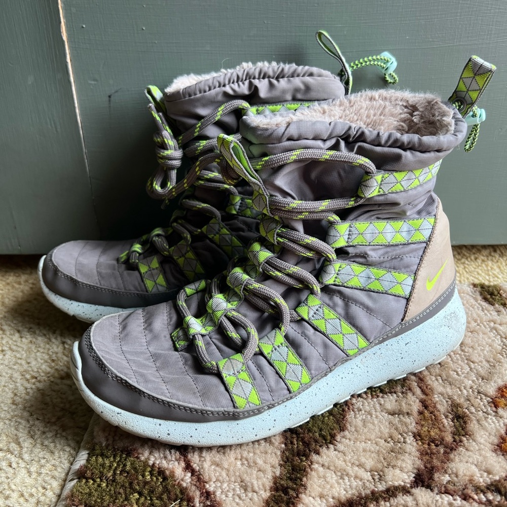 Nike Roshe Run Hi Sneakerboot Faux fur lined Womens 616724-001 Grey Volt sz 7